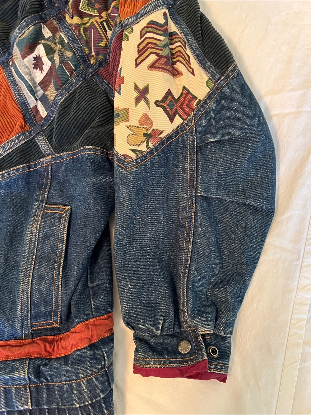 Vintage-Inspired Patchwork Denim Jacket with Maroon Collar - Picture 4 of 12